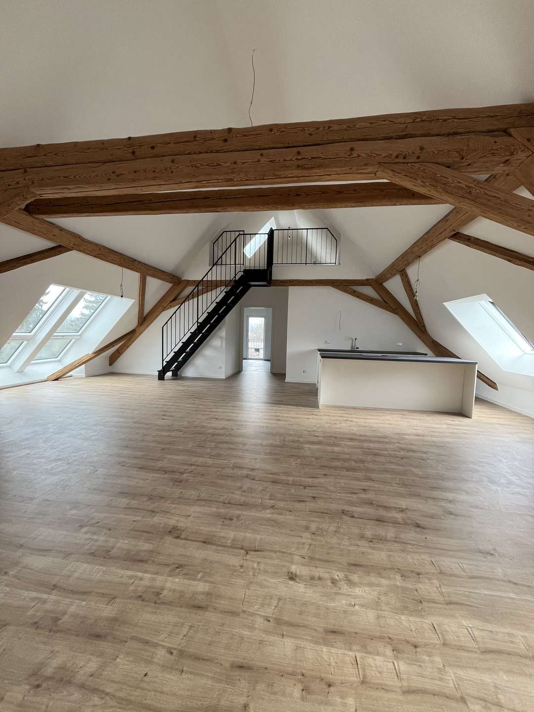 Einzigartiger Charme! Attraktive 2,5-Zimmer-Dachgeschossmietwohnung mit offener Galerie