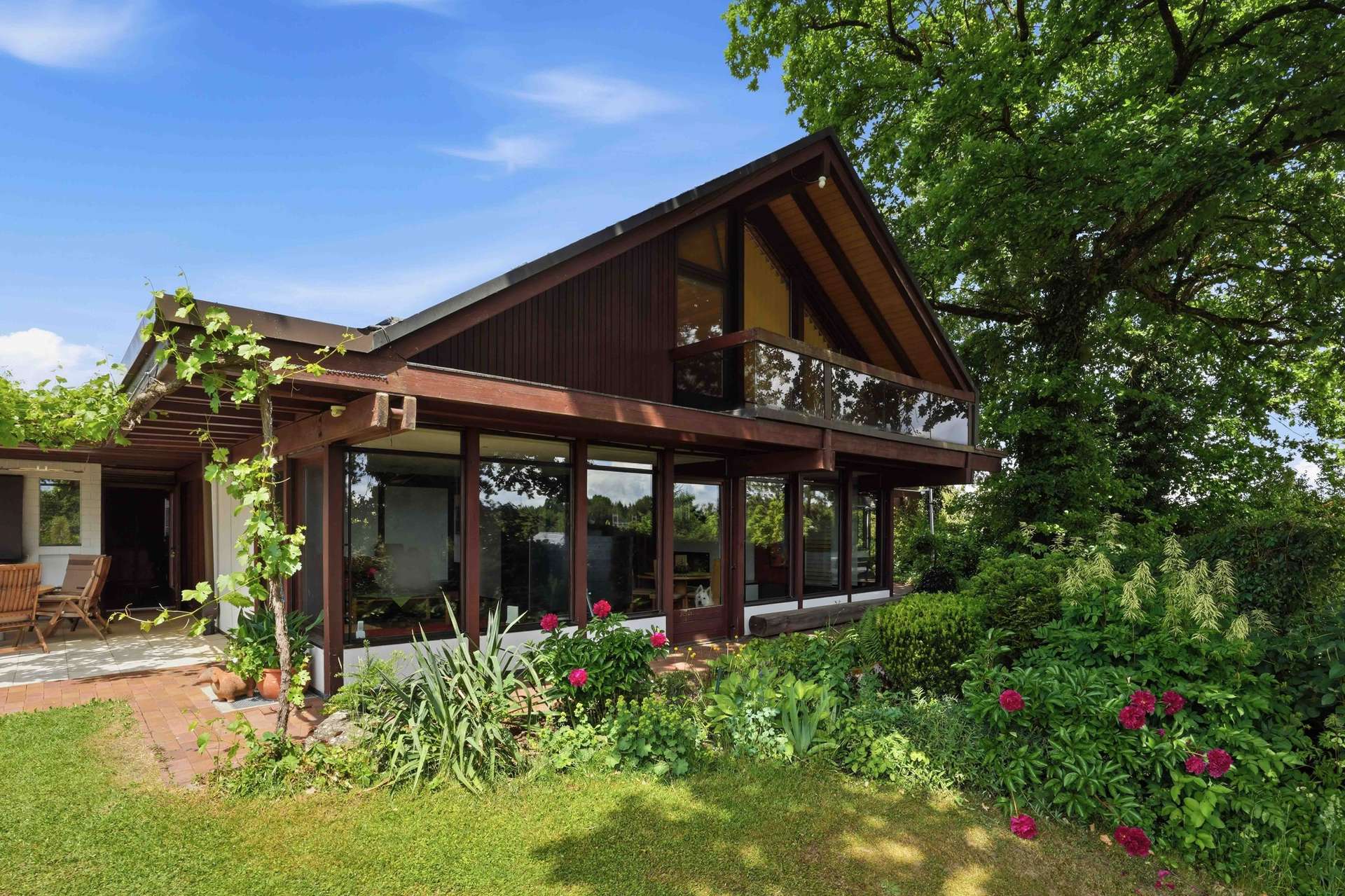 Privates Parkanwesen! Zweifamilienhaus bei Biberach mit zwei Wohneinheiten, Pool und Bauplatz