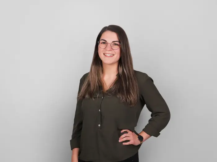 Bei allen Themen rund um Vermietung & Back-Office kennt Sabrina Herzog sich bestens aus und steht dem gesamten Scheffold Immobilien Team hilfsbereit zur Seite.