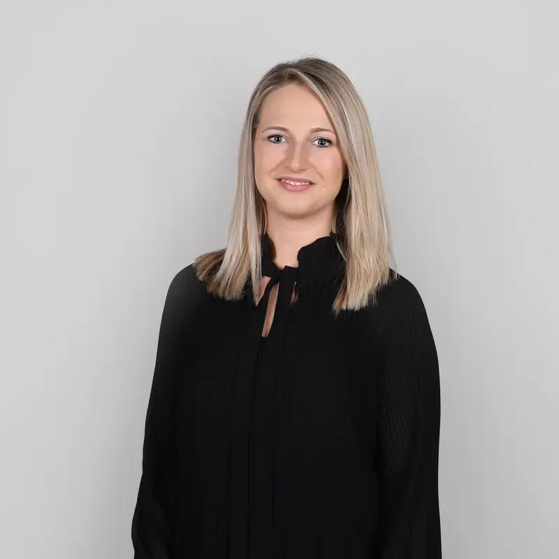 An der Schnittstelle zwischen Immobilienberatung und Vermietung & Back-Office leitet Stefanie Mahle alle Angelegenheit rund um Immobilien Scheffold und verliert dabei nie den Überblick.