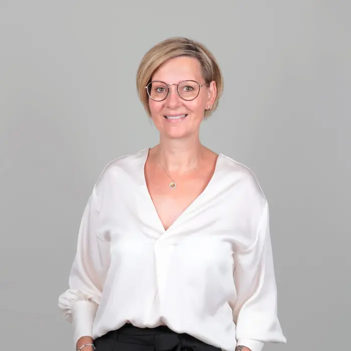 Daniela Winter empfängt Sie freundlich am Telefon und koordiniert mit dauerhaftem Überblick alle Terminkalendereinträge von Scheffold Immobilien